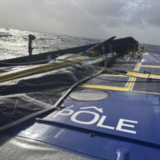 Vendée Globe - Arnaud Boissières, La Mie Câline, ha disalberato