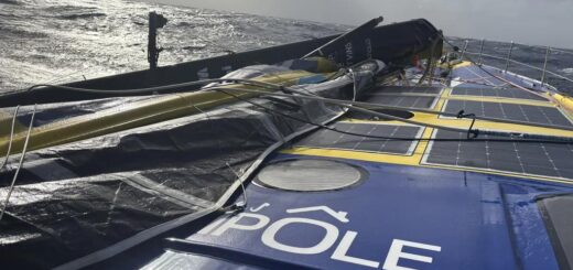 Vendée Globe - Arnaud Boissières, La Mie Câline, ha disalberato