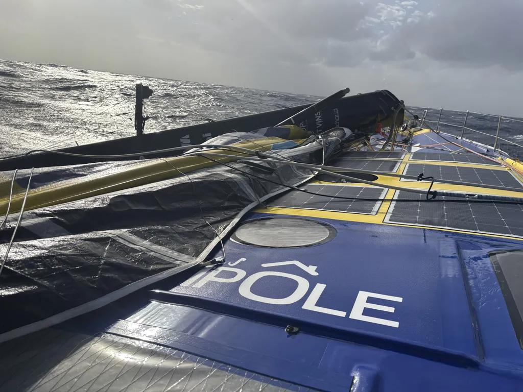 Vendée Globe - Arnaud Boissières, La Mie Câline, ha disalberato 