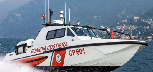 Barca a vela contro gli scogli ad Ancona